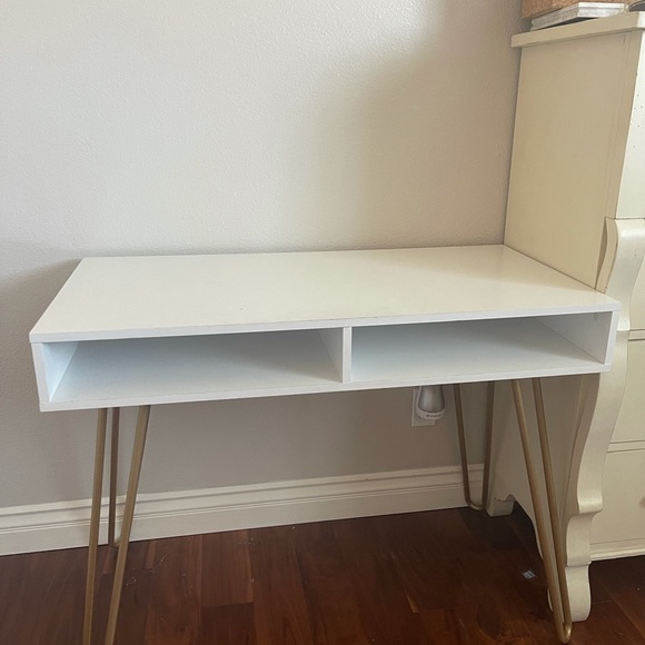 Tambec White Colors,White Desk | Rooms to Go White desk